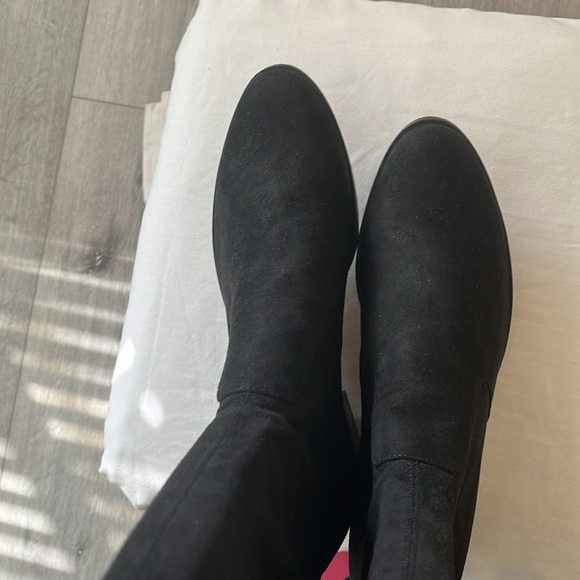 NWT Women’s black by C David suede boots w string ties. Low heel above the knee - Picture 4 of 8